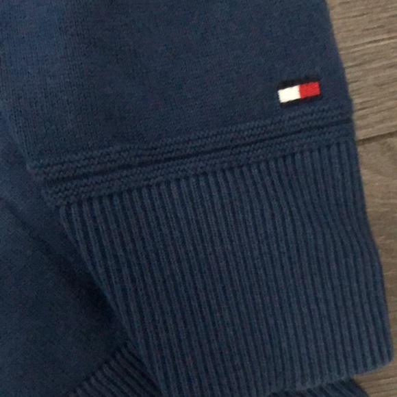 SOLD Tommy Hilfiger Men’s sweater & T-Shirts lot size small - Picture 11 of 11